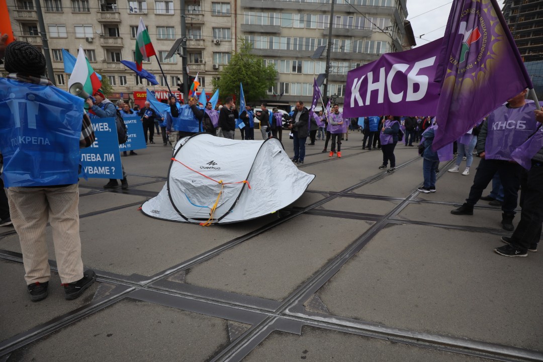<p>Започна протестът на работещите в градския транспорт в София. Акцията е част от националния протест под надслов &bdquo;Достоен труд &ndash; достойно заплащане! Без транспорт няма икономика!&ldquo;</p>