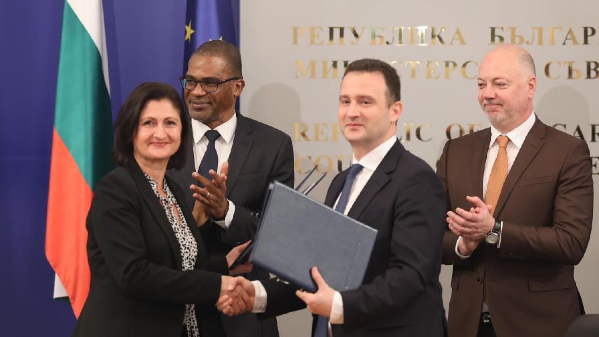 Подписаха договора за проучване и търсене на нефт и природен