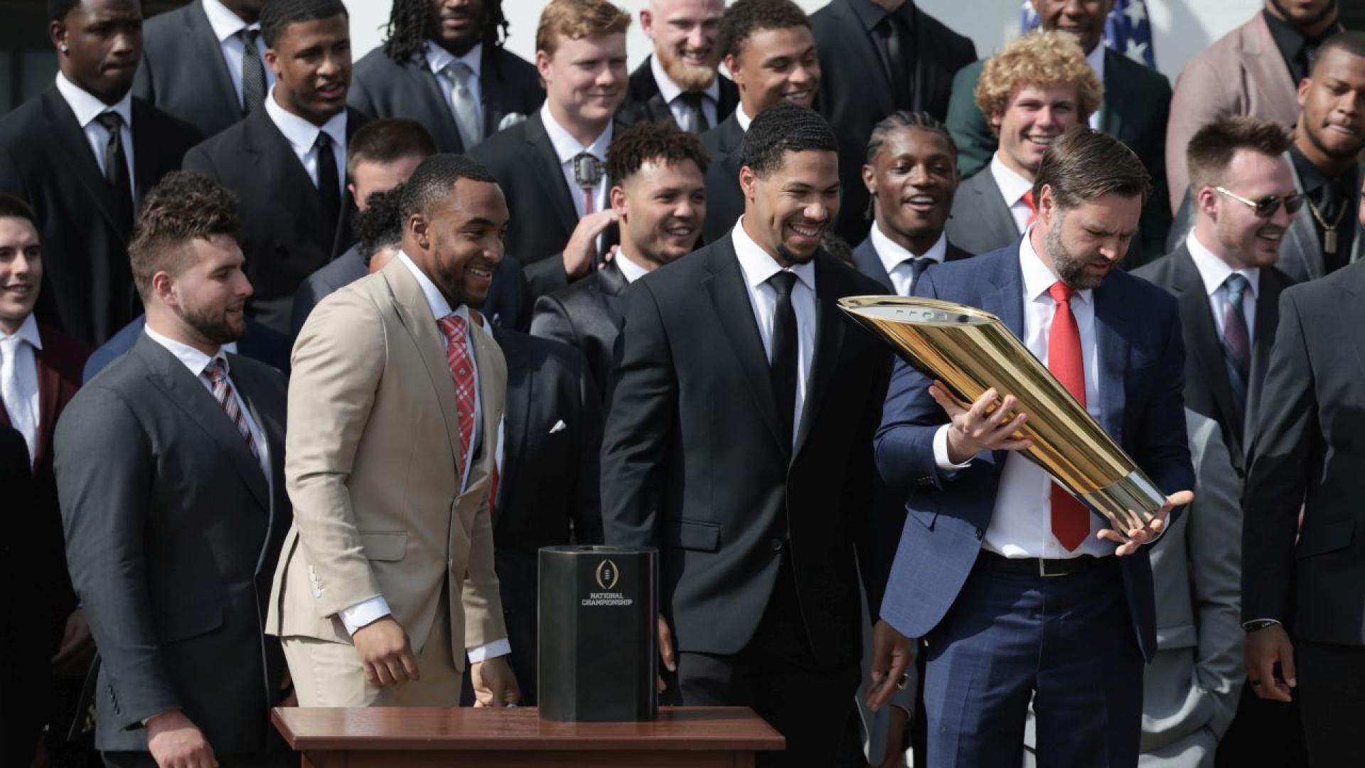 Вицепрезидентът Джей Ди Ванс изпусна трофея от националния футболен шампионат