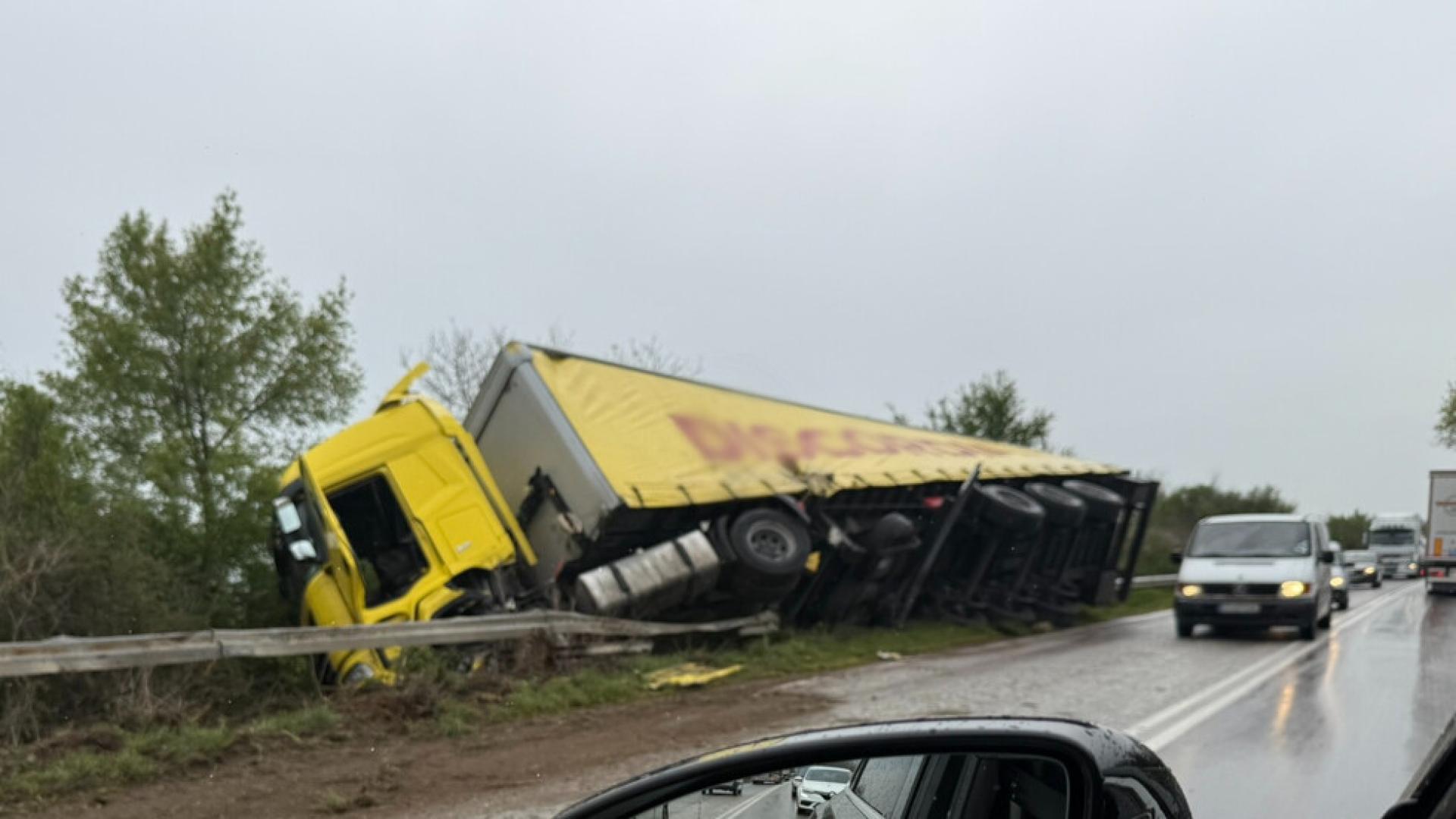 Тир се обърна в канавката на пътя София Плевен
