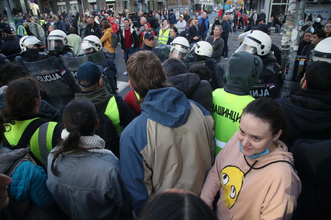 <p>Студенти влязоха в сблъсъци с полицията, след като блокираха кръстовището на две улици в центъра на Белград.</p>