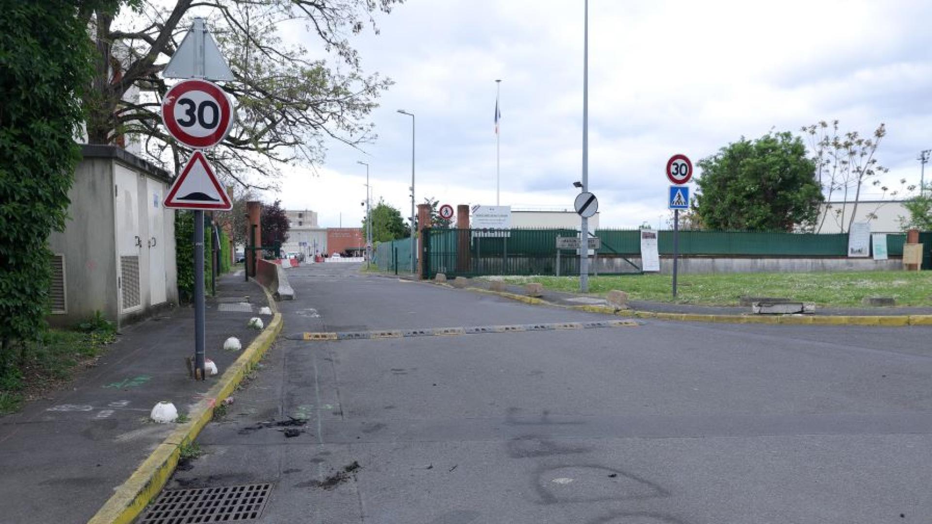 Три автомобила са били запалени рано в сряда пред затвора