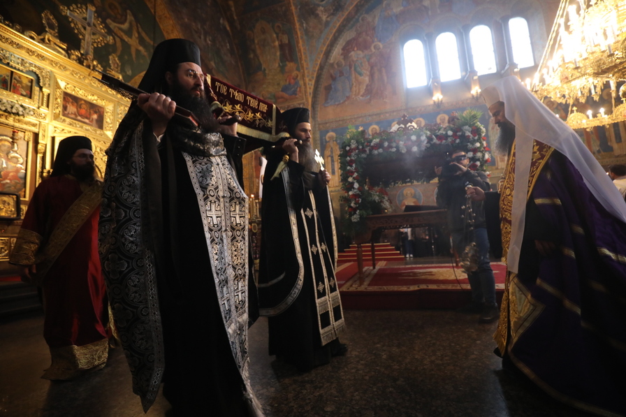 <p>На Велики петък: Богослужения за най-скръбния ден за християните в митрополитския храм &quot;Св. Неделя&quot;</p>