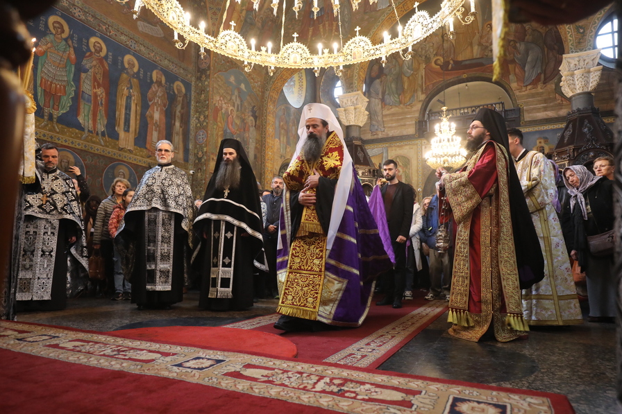 <p>На Велики петък: Богослужения за най-скръбния ден за християните в митрополитския храм &quot;Св. Неделя&quot;</p>