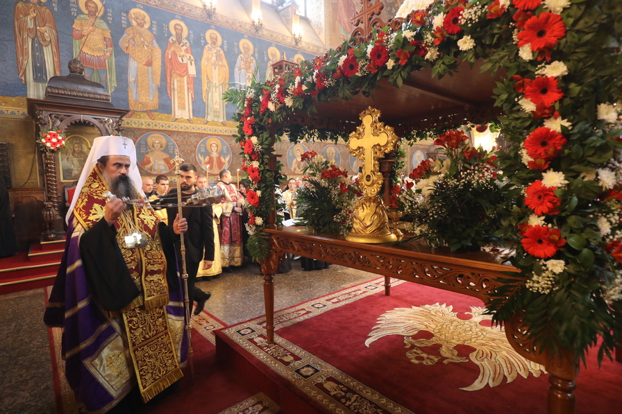 <p>На Велики петък: Богослужения за най-скръбния ден за християните в митрополитския храм &quot;Св. Неделя&quot;</p>