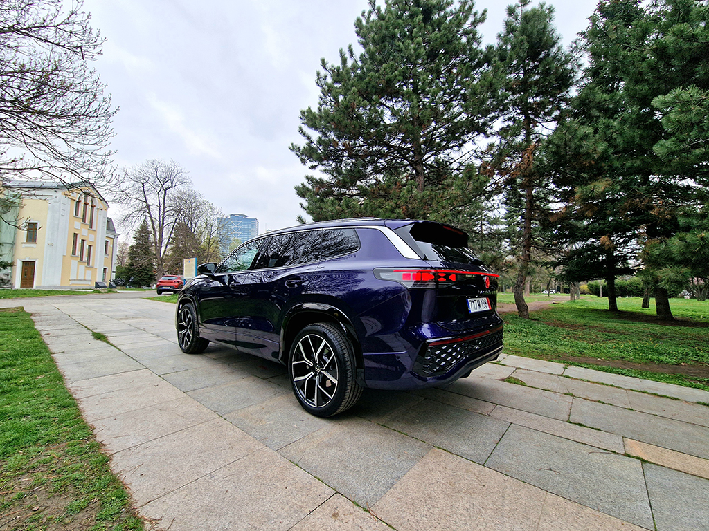 Когато си пристрастен към SUV, но нямаш 7-местен модел в гамата си това е проблем. Него Volkswagen решава с Tayron, който предлага опция за две допълнителни места и възможност за ползване на данъчен кредит у нас