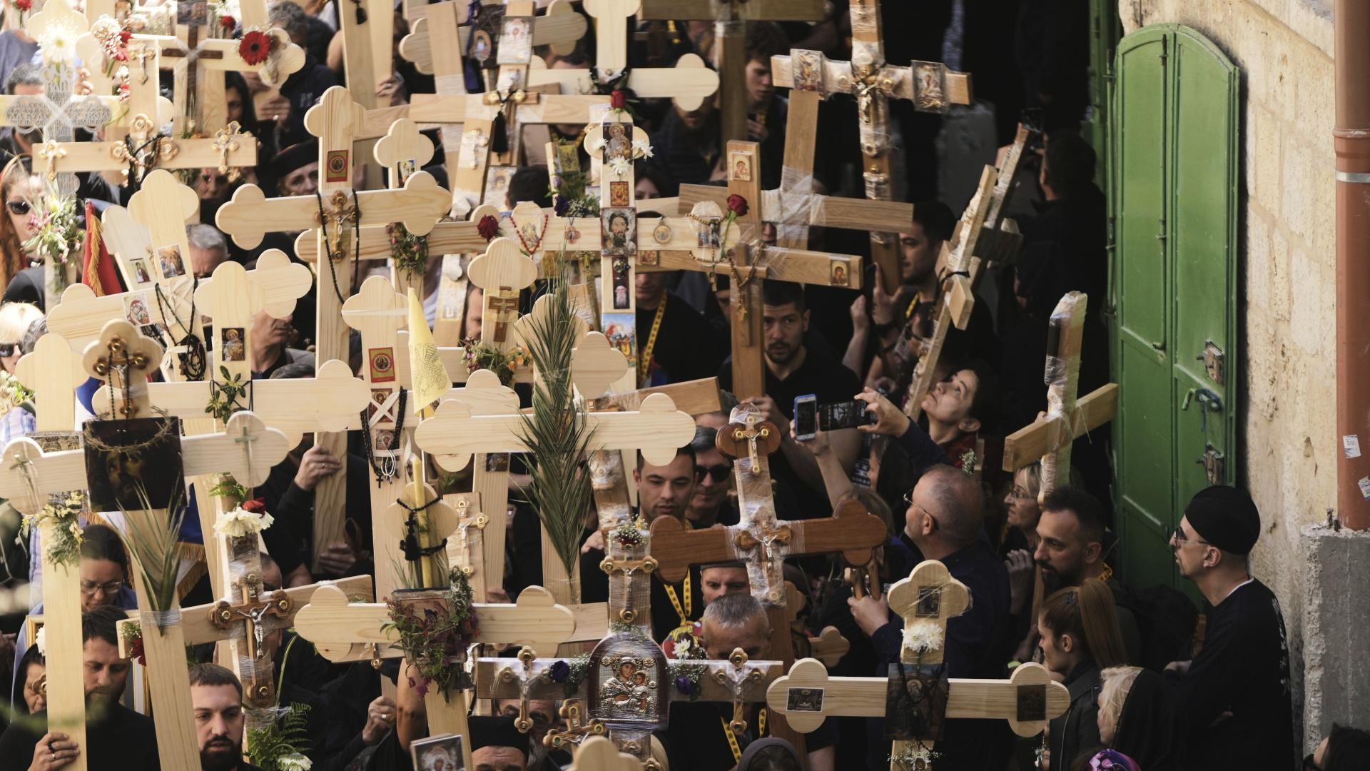 Хиляди поклонници се включиха в традиционното шествие по Кръстния път