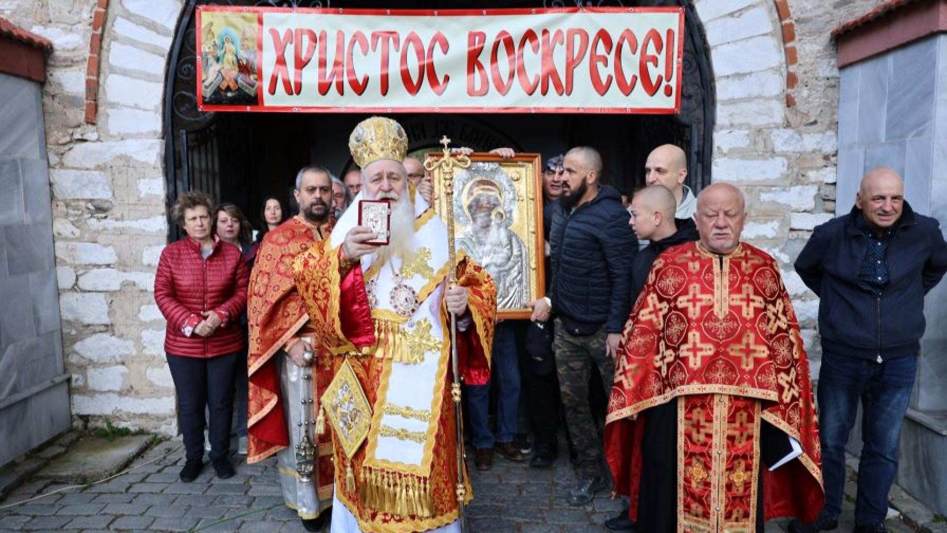 Богомолци от цялата страна последваха тази сутрин чудотворната икона на