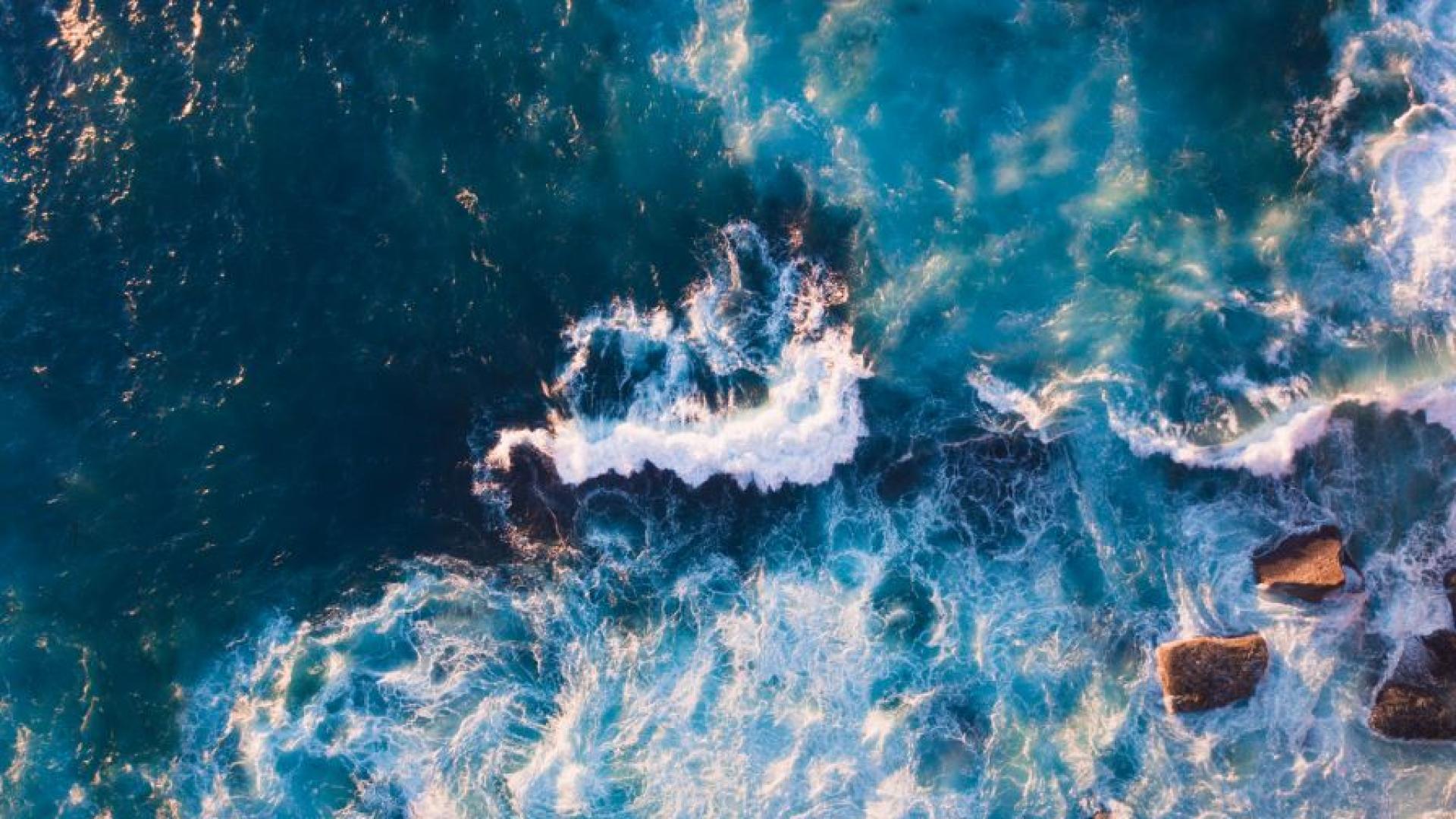 Деветгодишно момче заклещено между скали на плаж в щата Нов