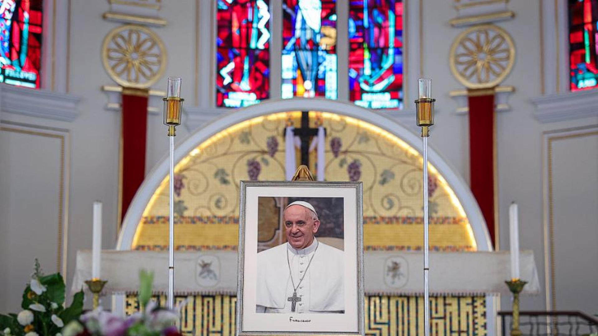 Ватиканът публикува снимка и видео на папа Франциск в отворения