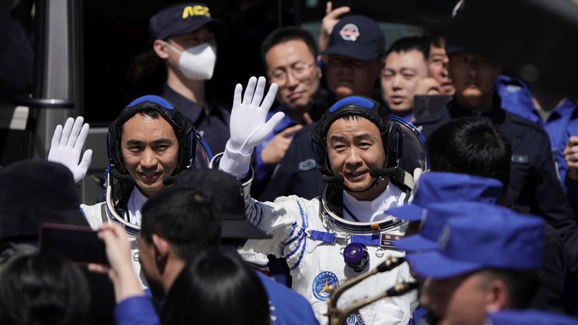 Пилотираният космически кораб Шънчжоу 20 осъществи успешно скачване след което тримата