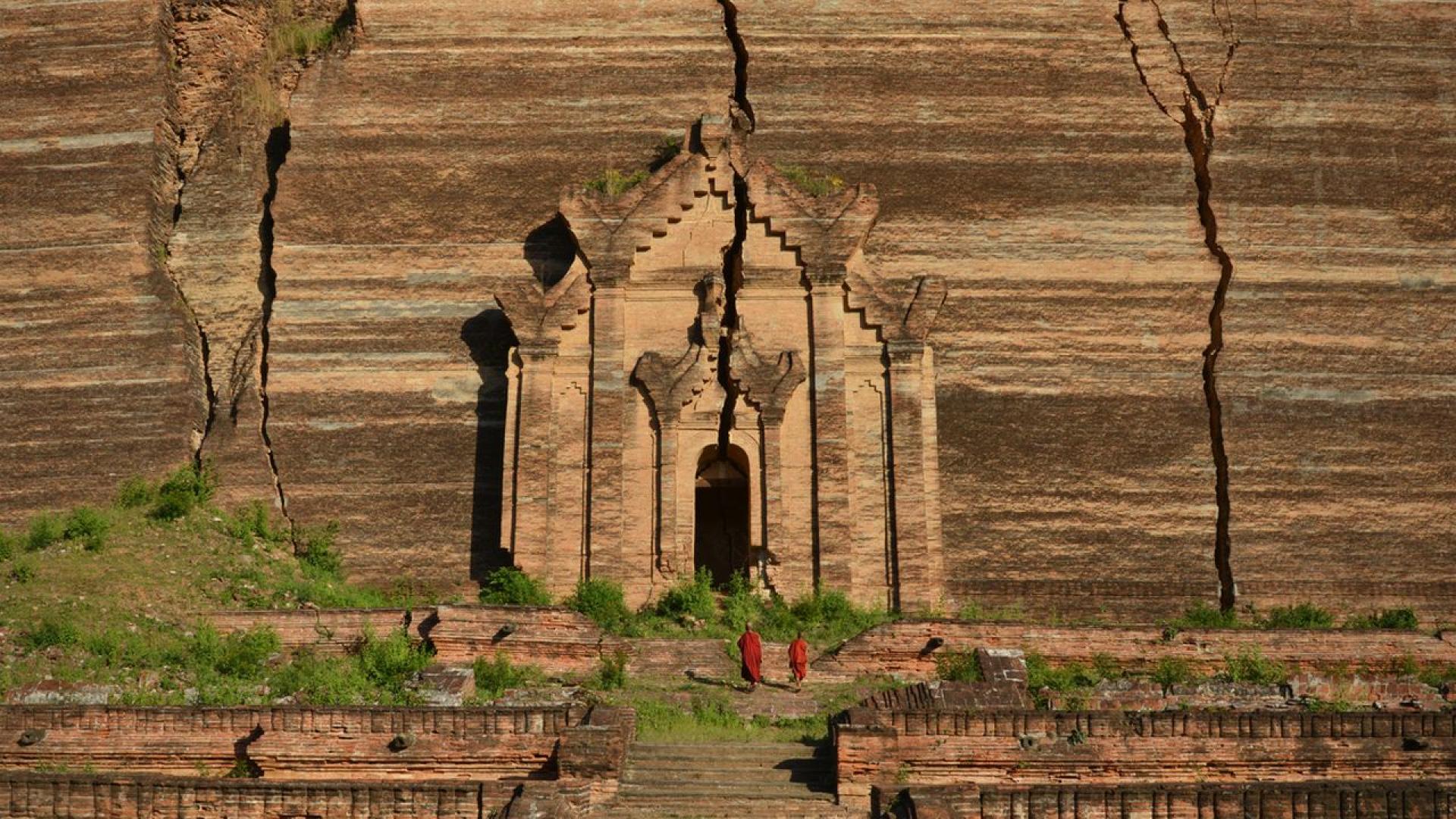 Властите в Мианмар арестуваха известния астролог Джон Мо след като негово