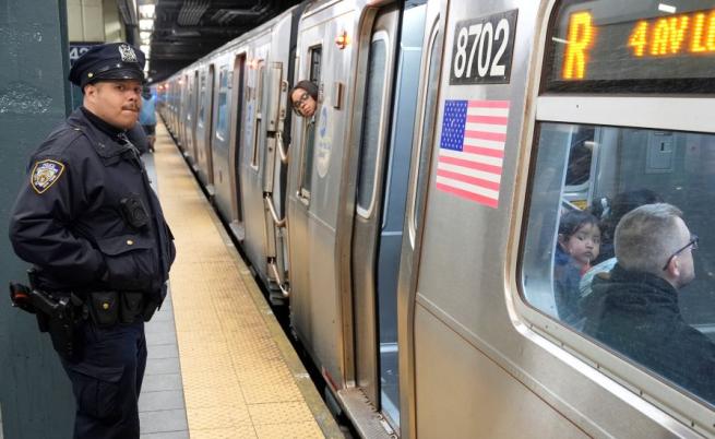 Смъртоносна свада в нюйоркското метро: Мъж беше намушкан и убит