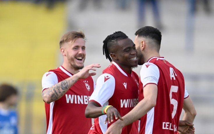 Джеймс Ето'о e получил жълт картон след смяната си, аут е за два мача