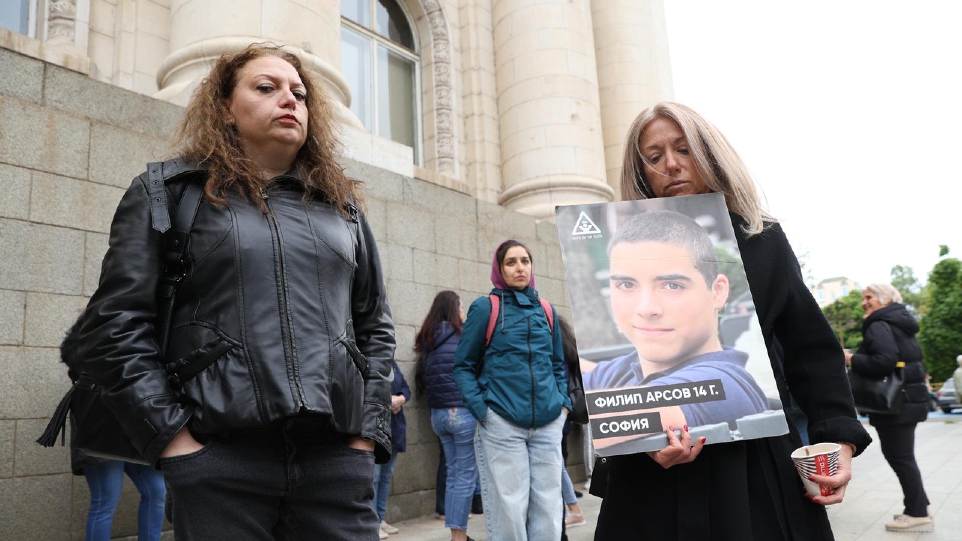 Заради отсъстващ съдебен заседател Софийският градски съд отложи делото за