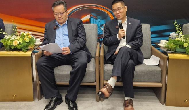  Паркър Ши (в дясно), Head of GWM International 