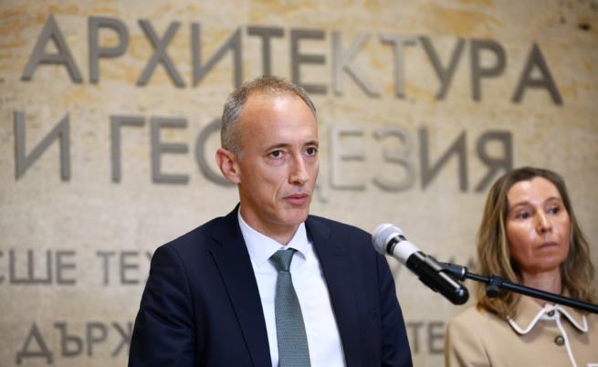 Министър Вълчев: Трябва да стимулираме полагането на матури по математика, физика и химия