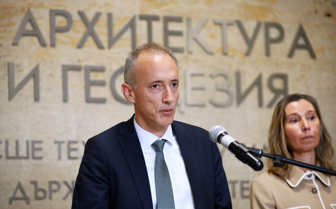 Министър Вълчев: Трябва да стимулираме полагането на матури по математика, физика и химия