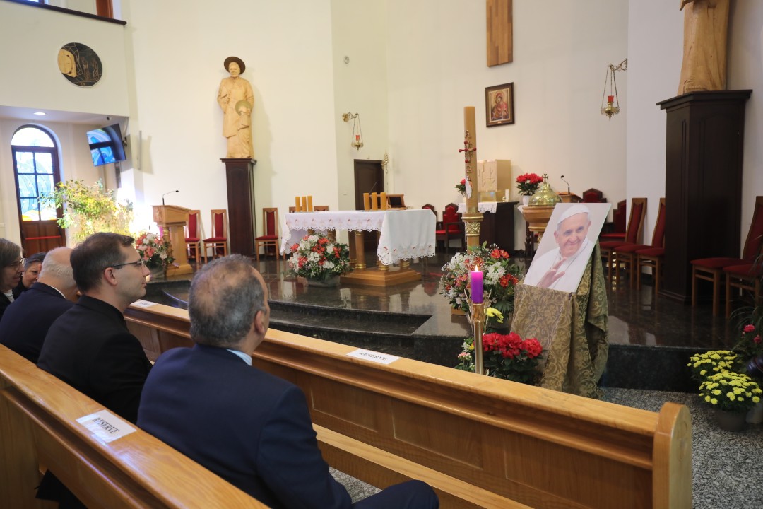 <p>Заупокойна литургия в католическата църква Св. Йосиф София в памет на Папа Франциск.</p>