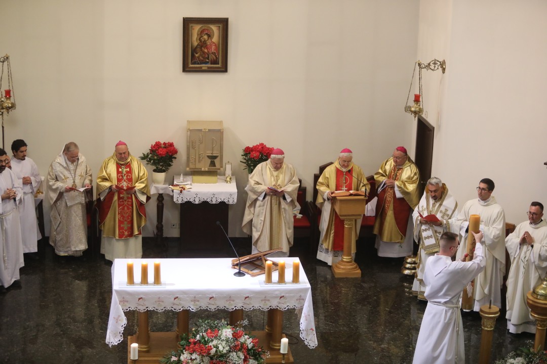 <p>Заупокойна литургия в католическата църква Св. Йосиф София в памет на Папа Франциск.</p>