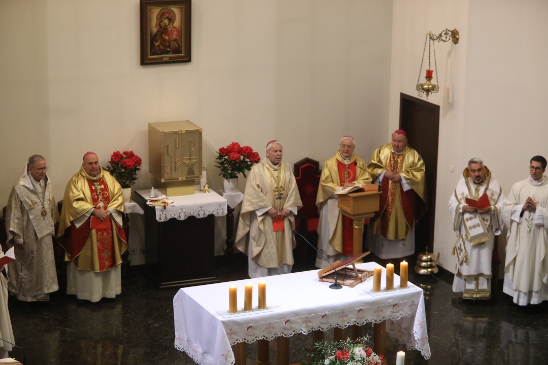 <p>Заупокойна литургия в католическата църква Св. Йосиф София в памет на Папа Франциск.</p>