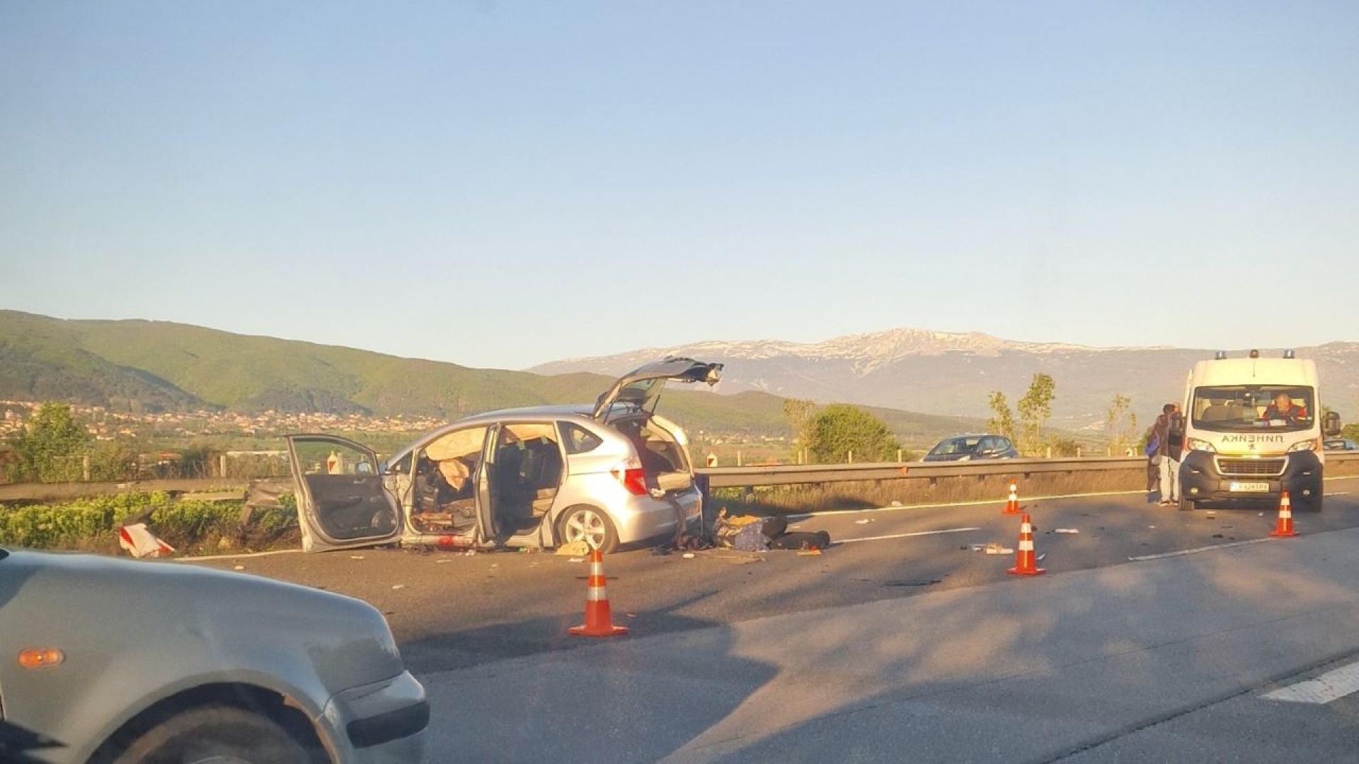 Автомобил се е забил в мантинелата на АМ Тракия на
