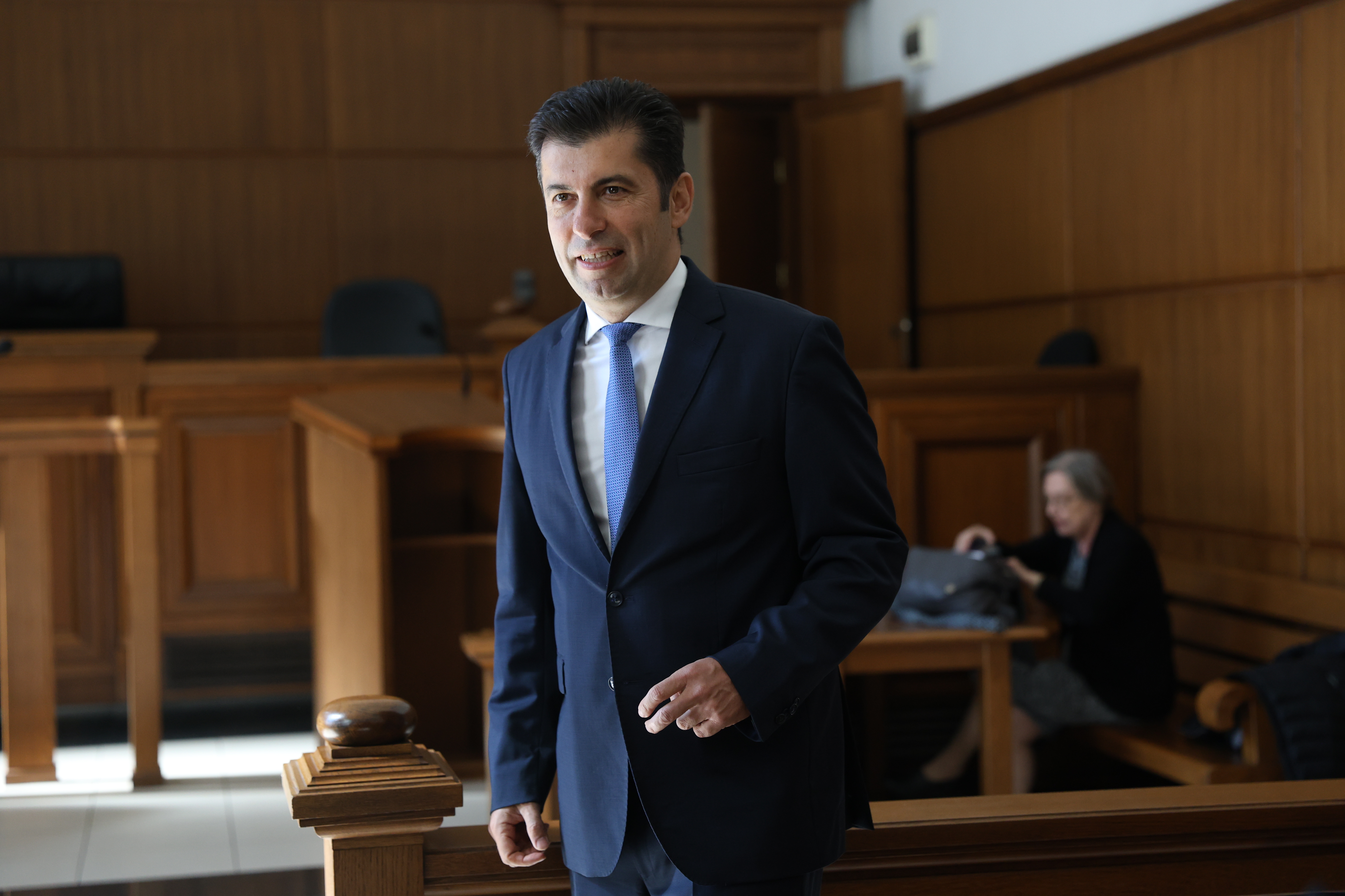 Съдът изпраща Кирил Петков във Варна за скенер на мозъка