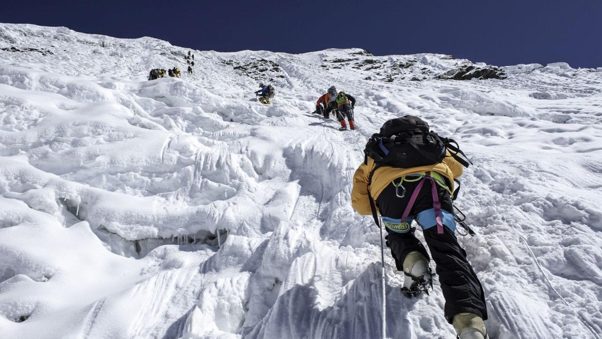 Този месец на Еверест се образуваха задръствания тъй като алпинистите