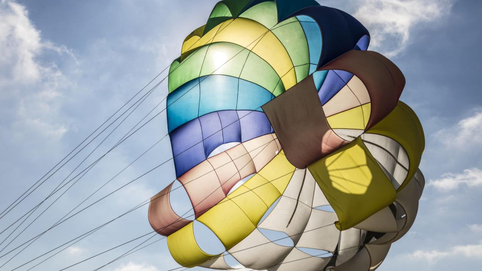 Млада жена е загинала при инцидент с парашут в графство