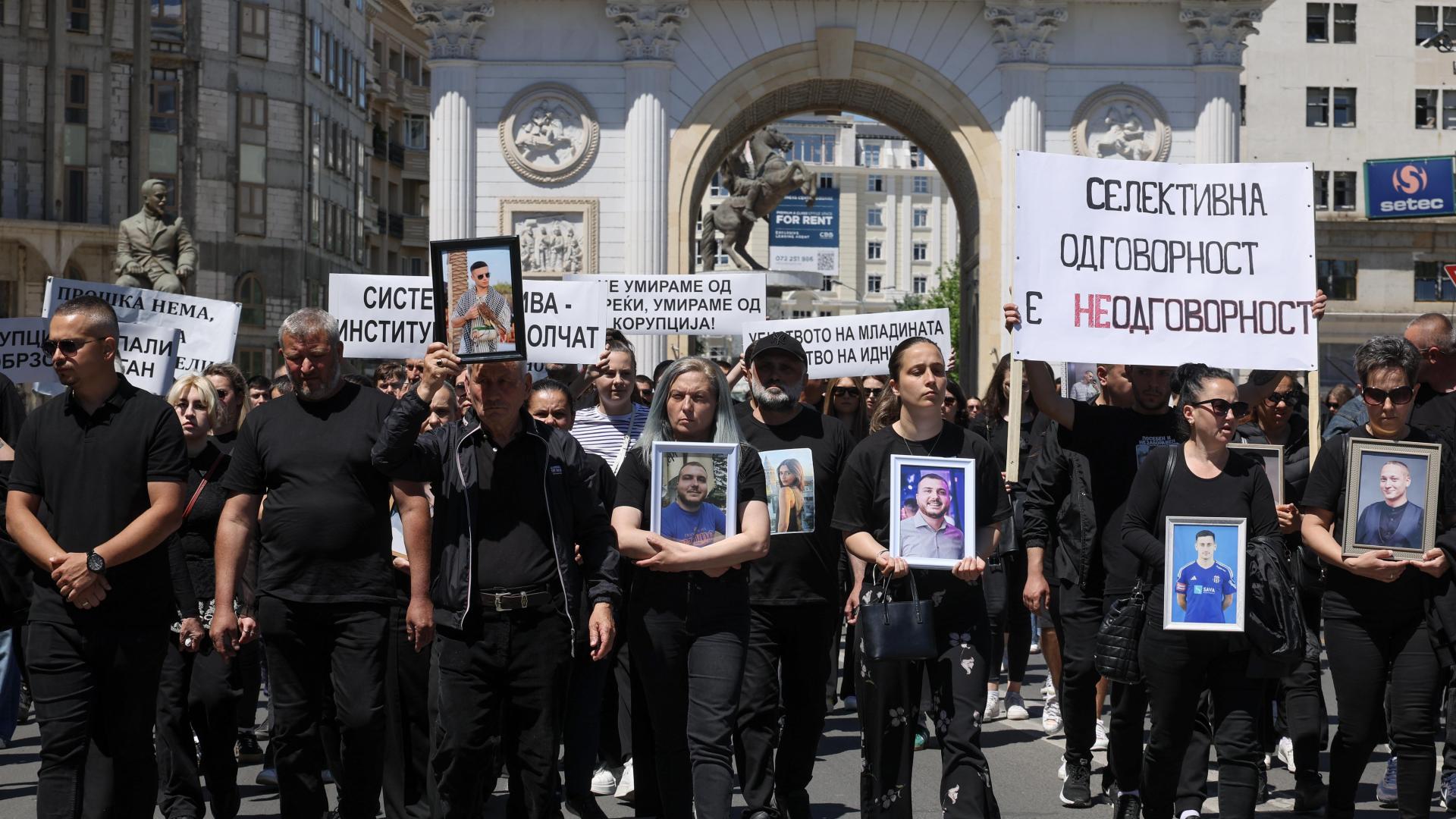 Голям протест се провежда в Скопие воден от семействата на