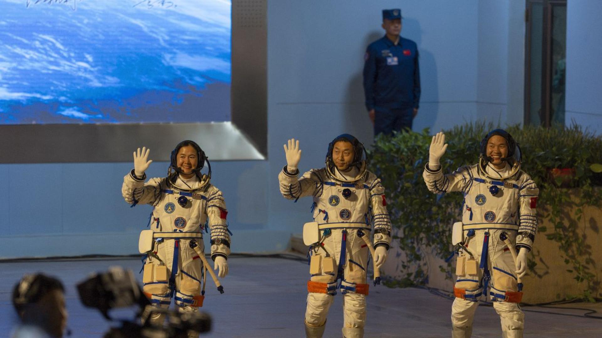 Екипажът на пилотирания космически кораб Шънчжоу 19 се завърна благополучно на