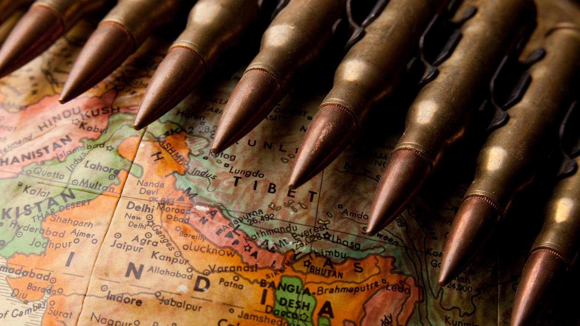 На фона на нарастващите очаквания за ответен удар след терористичната