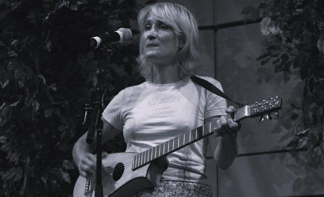 <p>Почина изпълнителката на хита "I Kissed a Girl"</p>