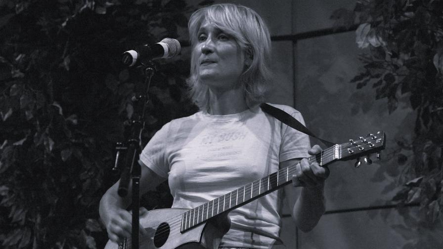 <p>Почина изпълнителката на хита "I Kissed a Girl"</p>