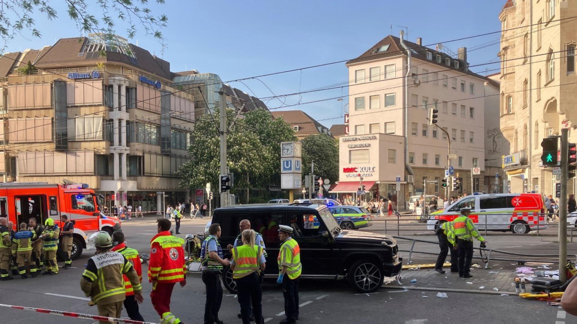 Няколко души са били тежко ранени след като днес автомобил