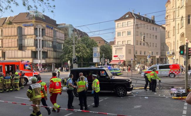 Автомобил се вряза в хора в Германия