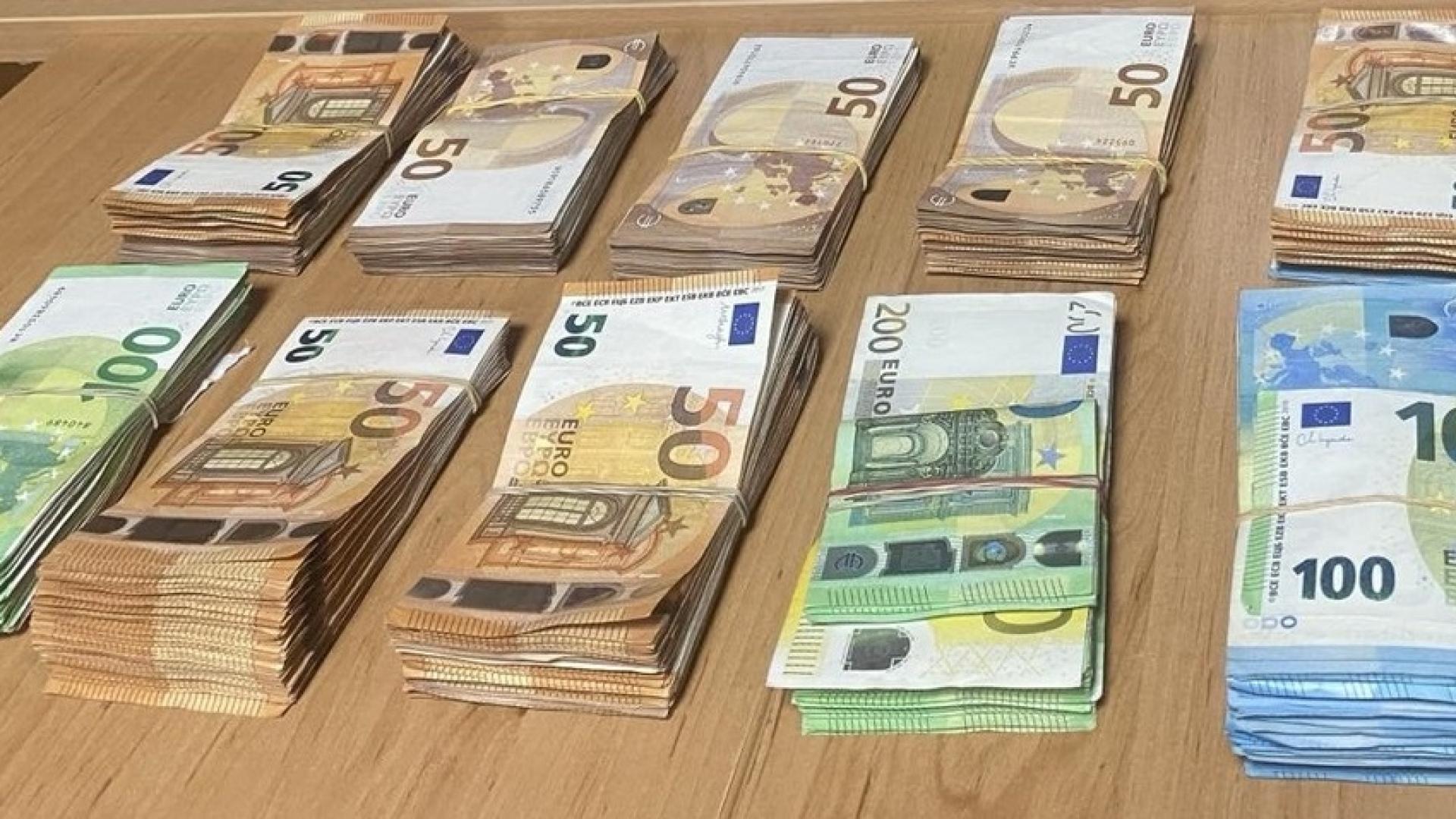 Недекларирани евро банкноти с левова равностойност 119 892 лева са