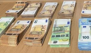 Митничари откриха пачки евро под леглото на тираджия