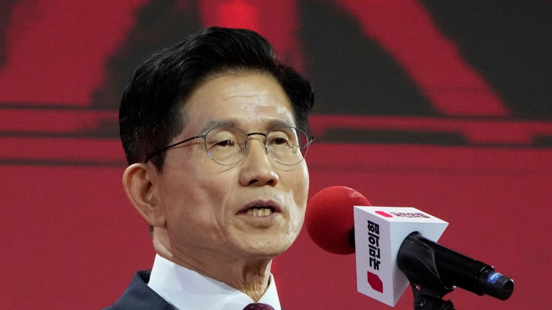 Бившият министър на труда Ким Мун су спечели президентската номинация на