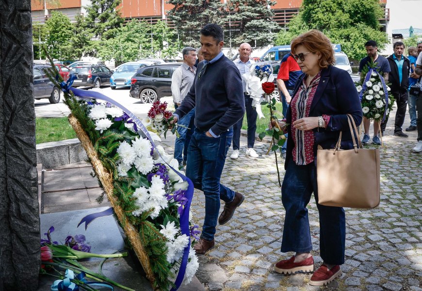 Поднасяне на венци на паметника на Гунди1