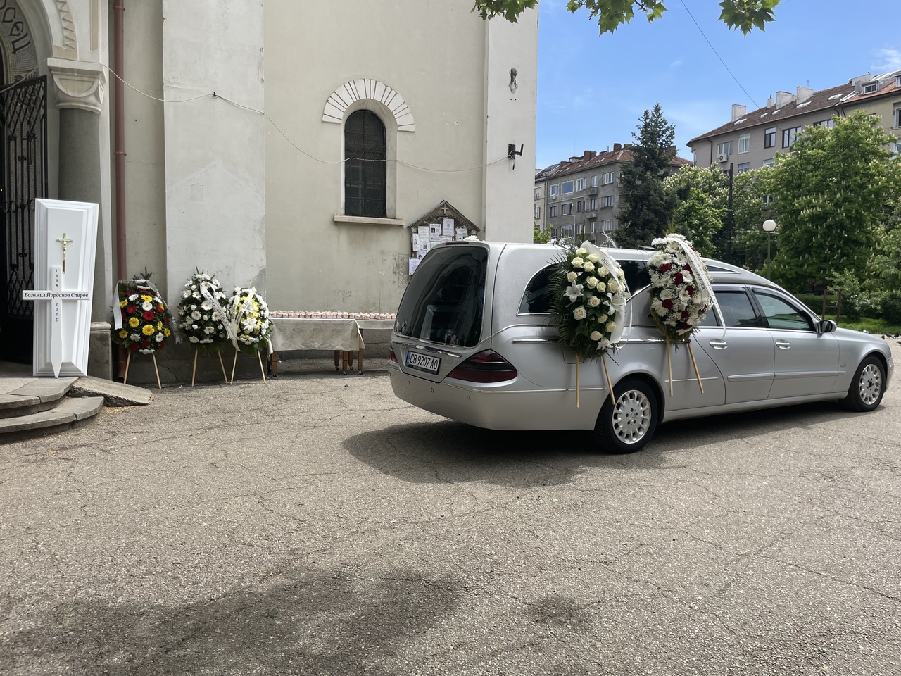 <p>Стотици колеги, приятели и почитатели изпратиха с аплодисменти певеца от Музикалния театър Богомил Спиров. Столичният храм &bdquo;Св. вмчк. Георги Победоносец&ldquo; се оказа тесен за всички желаещи да си вземат последно сбогом с него в продължение на повече от два часа.</p>