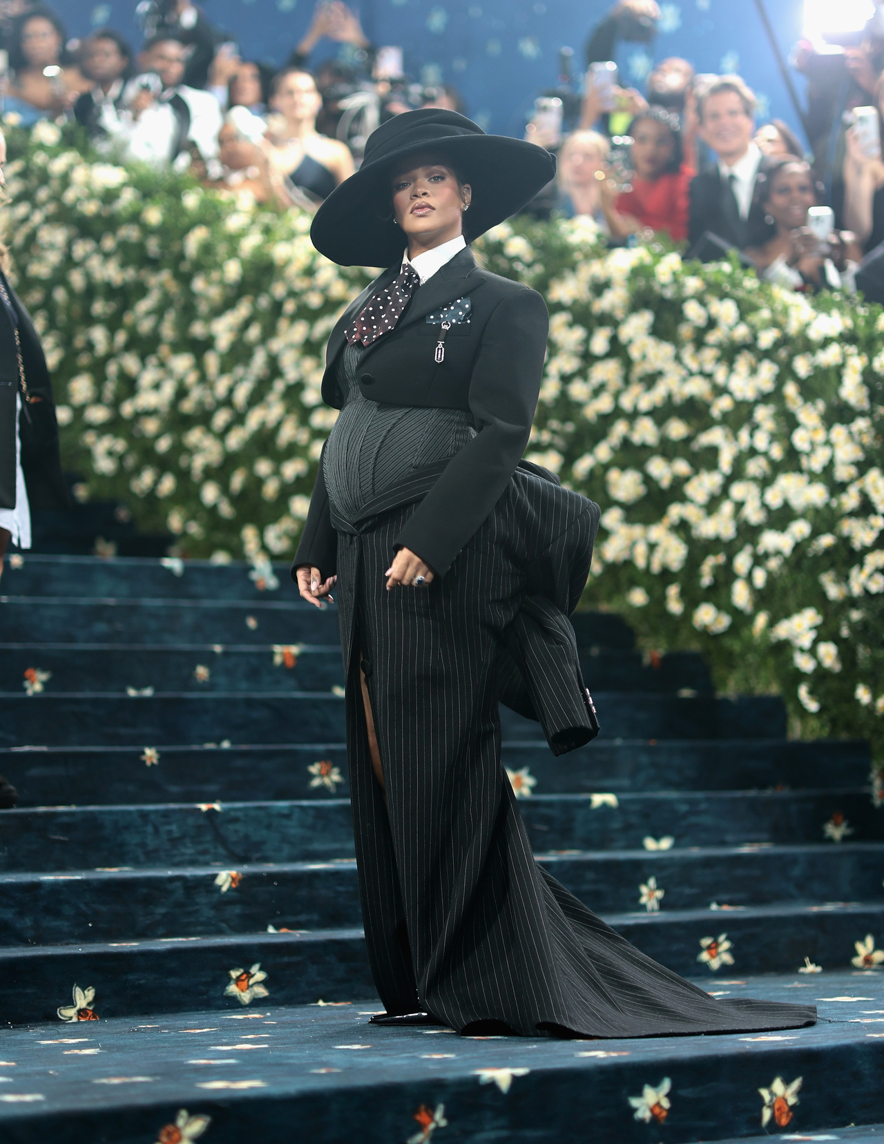<p>Риана и A$AP Rocky обявиха, че очакват третото си дете по време на Met Gala.</p>