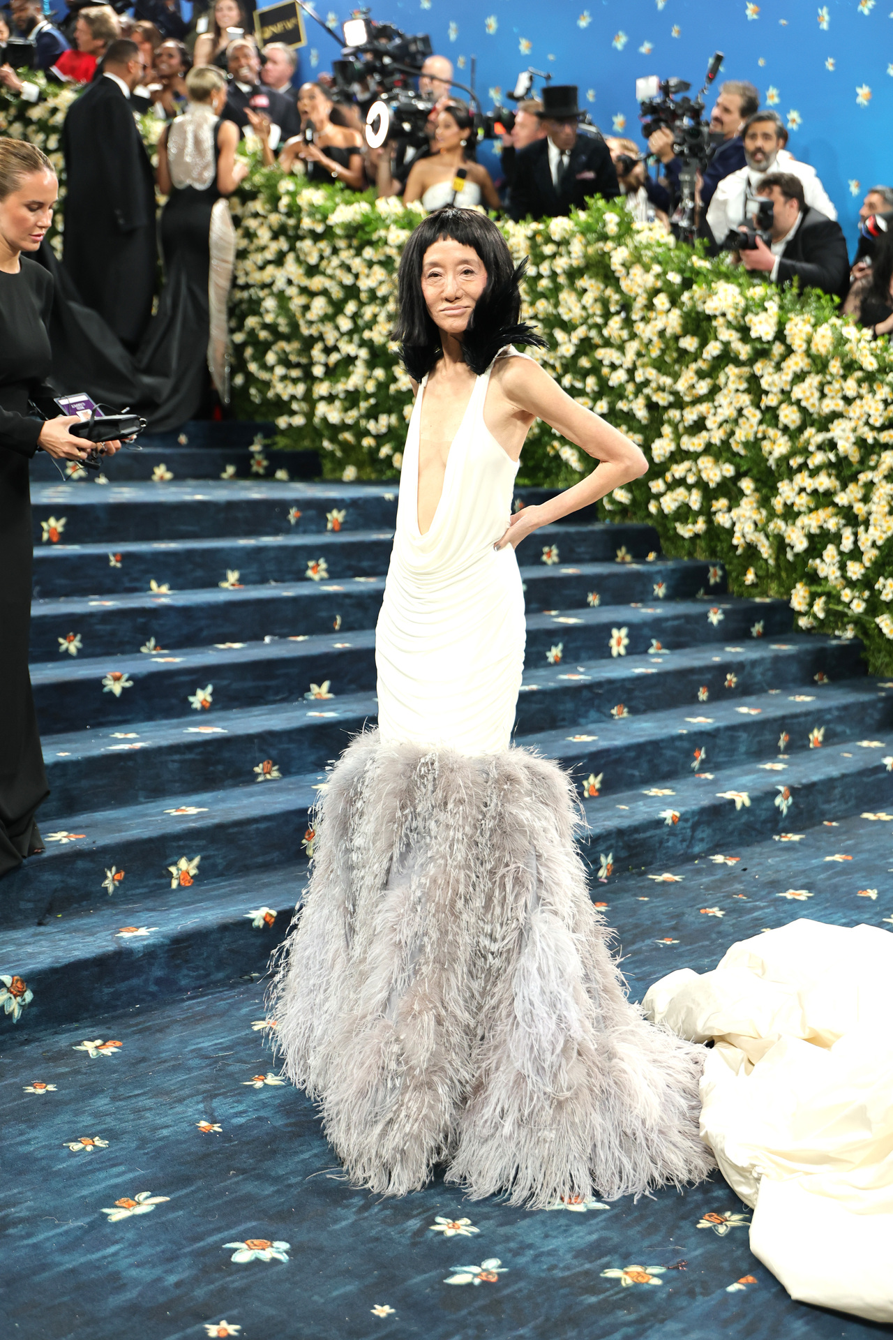 <p>Вера Уанг срази червения килим на Met Gala 2025 с дръзка визия и нова прическа.</p>