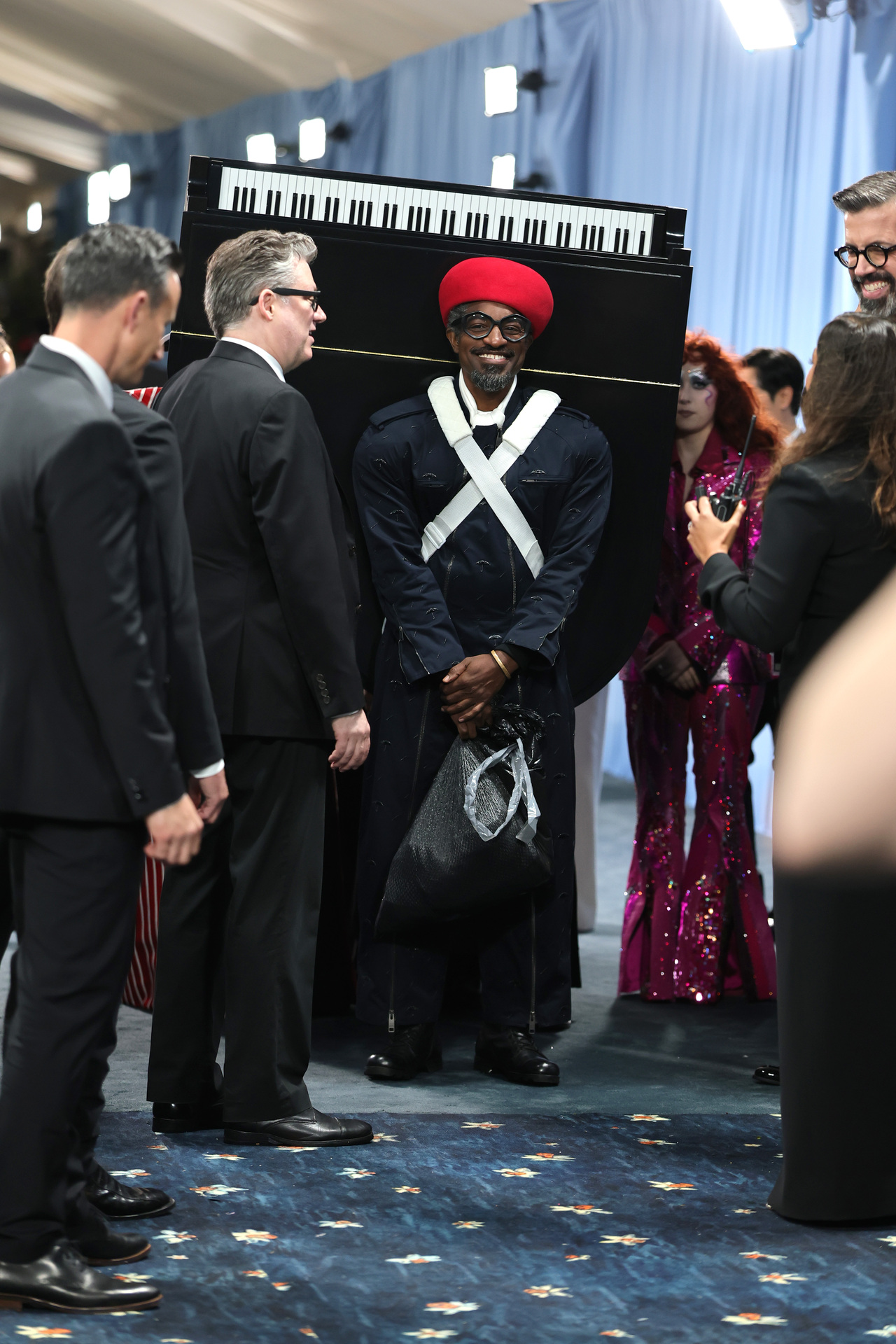 <p>Andr&eacute; 3000 се появи с роял на гърба си на Met Gala 2025</p>