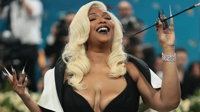 Lizzo изненада с визия на Met Gala