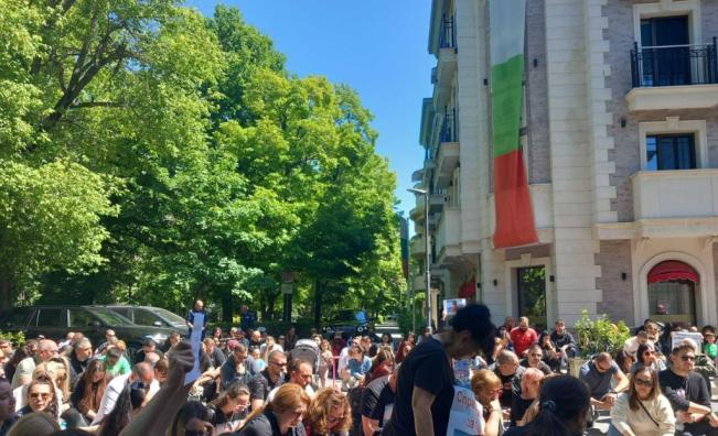 От клиниката, в която почина Ангел, ще съдят протестиращи