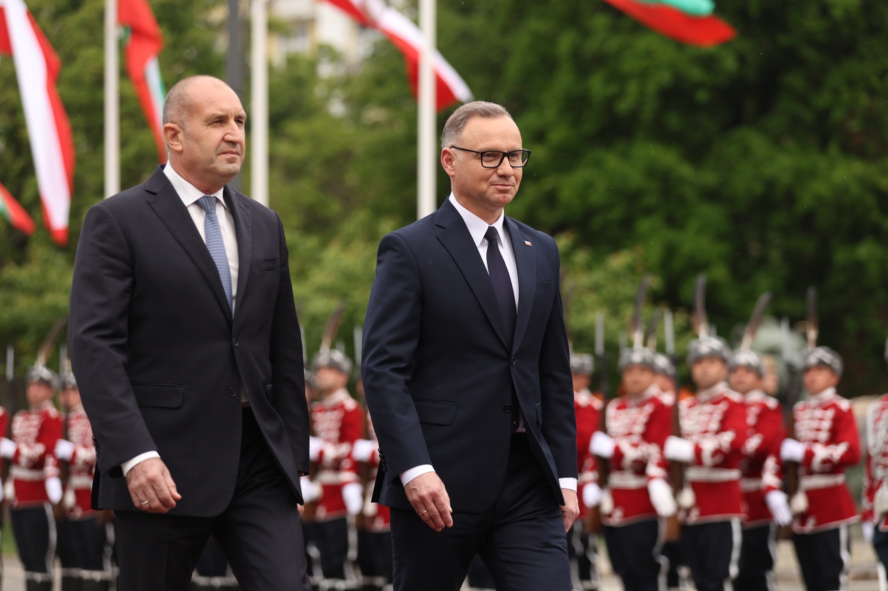 <p>Президентът Румен Радев и съпругата му Десислава Радева посрещнаха полския президент Анджей Дуда и съпругата му Агата Корнхаузер-Дуда на официална церемония на площад &bdquo;Св. Александър Невски&ldquo; в София.</p>