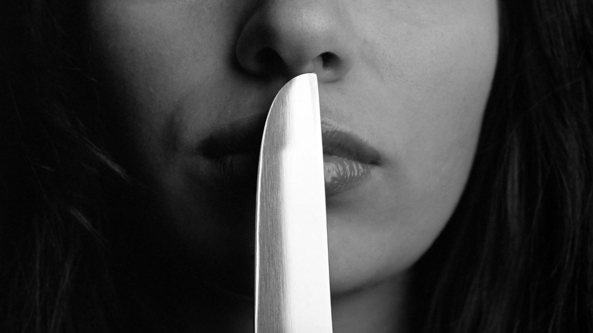 Жена наръга с нож гаджето си в Самоков мъжът е