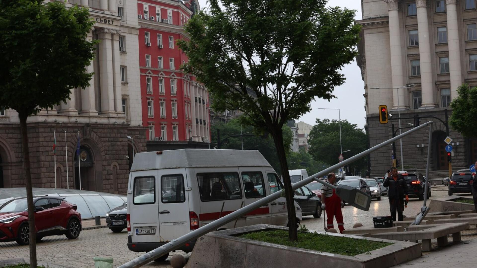 Микробус на УМБАЛСМ Пирогов се удари в уличен стълб пред