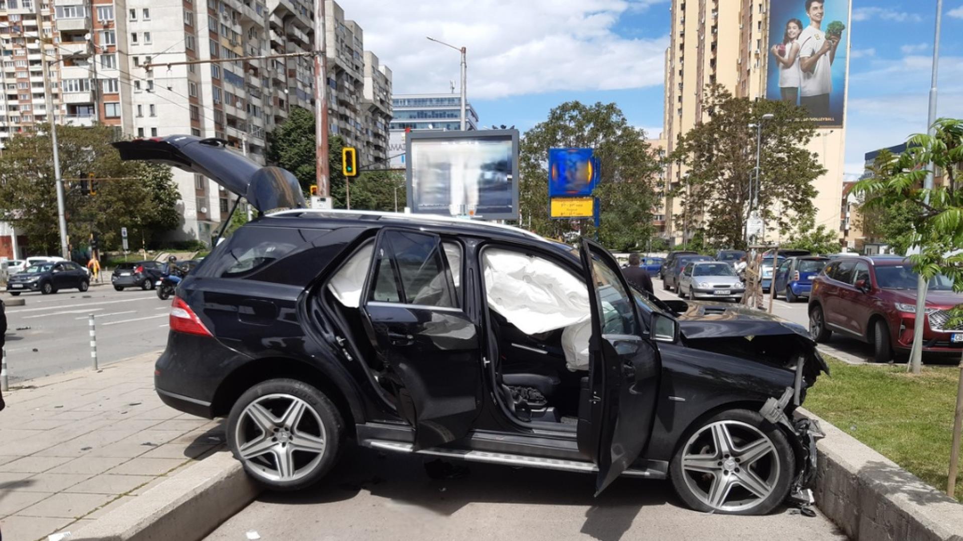 Катастрофа с най малко 6 автомобила стана на бул Скобелев в